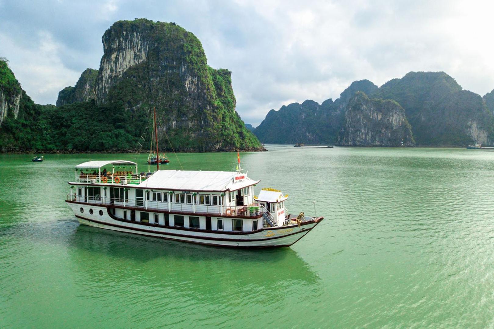 Cozy Bay Classic Cruise Ha Long Exteriör bild
