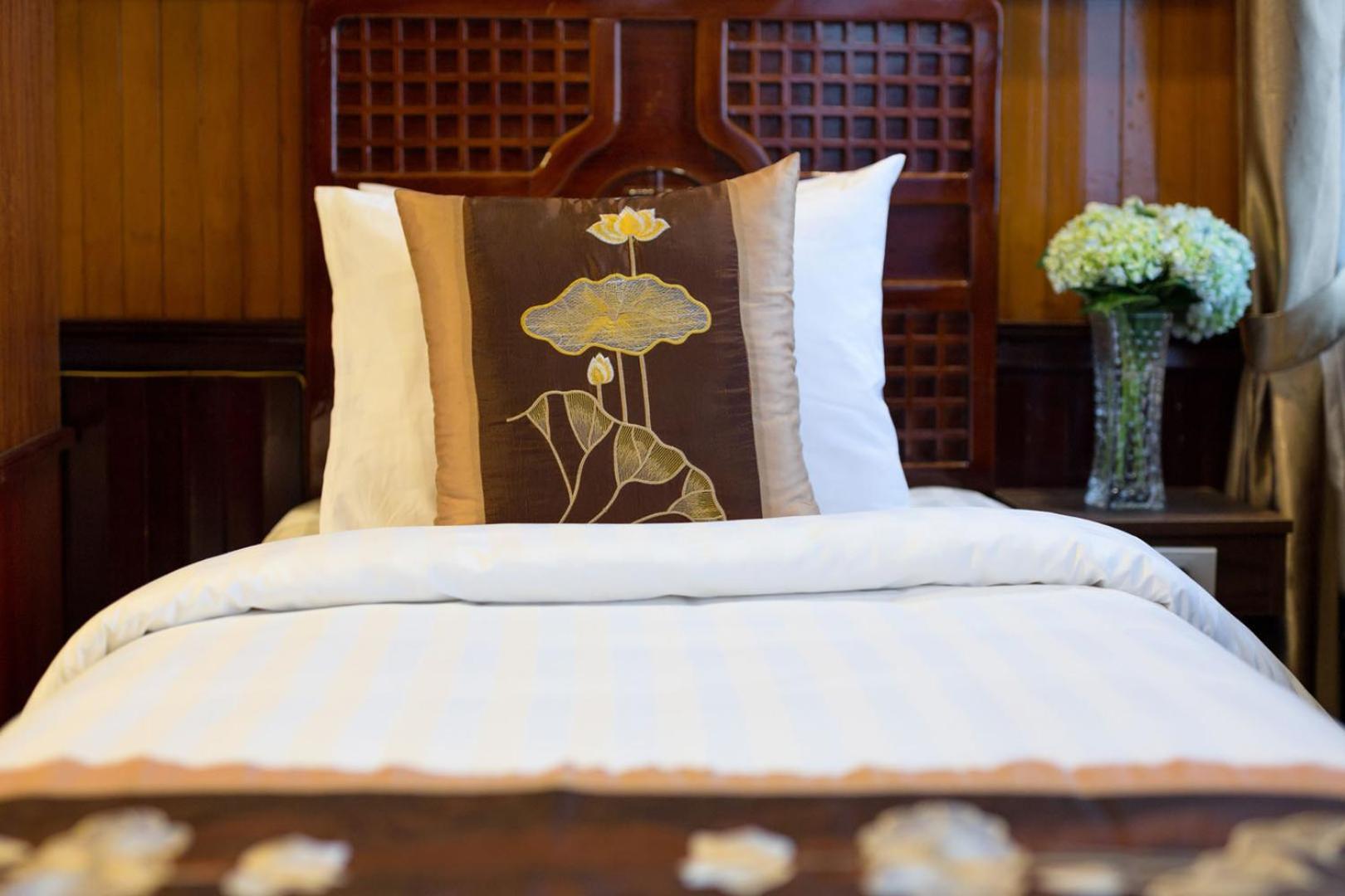Cozy Bay Classic Cruise Ha Long Exteriör bild