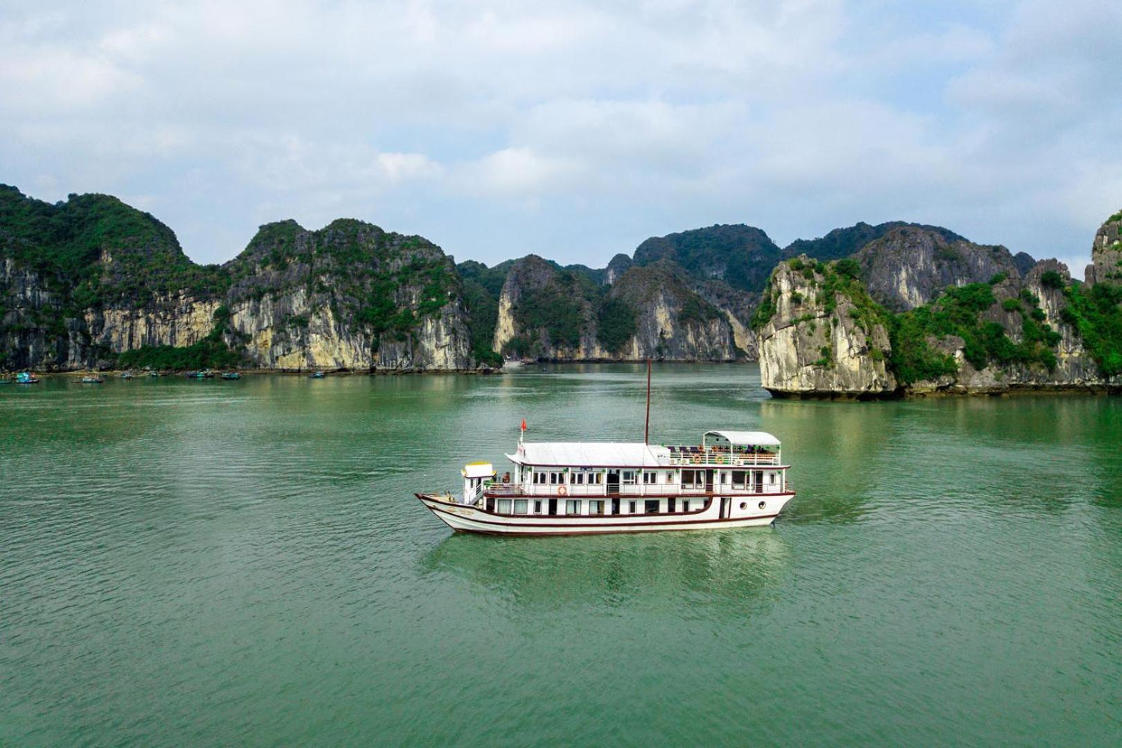 Cozy Bay Classic Cruise Ha Long Exteriör bild