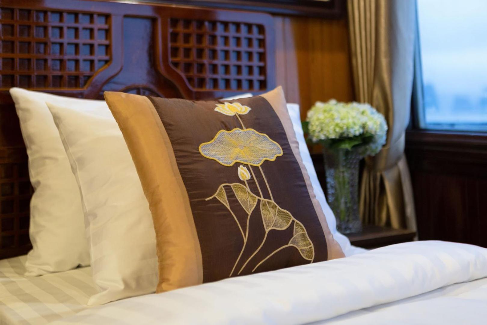 Cozy Bay Classic Cruise Ha Long Exteriör bild
