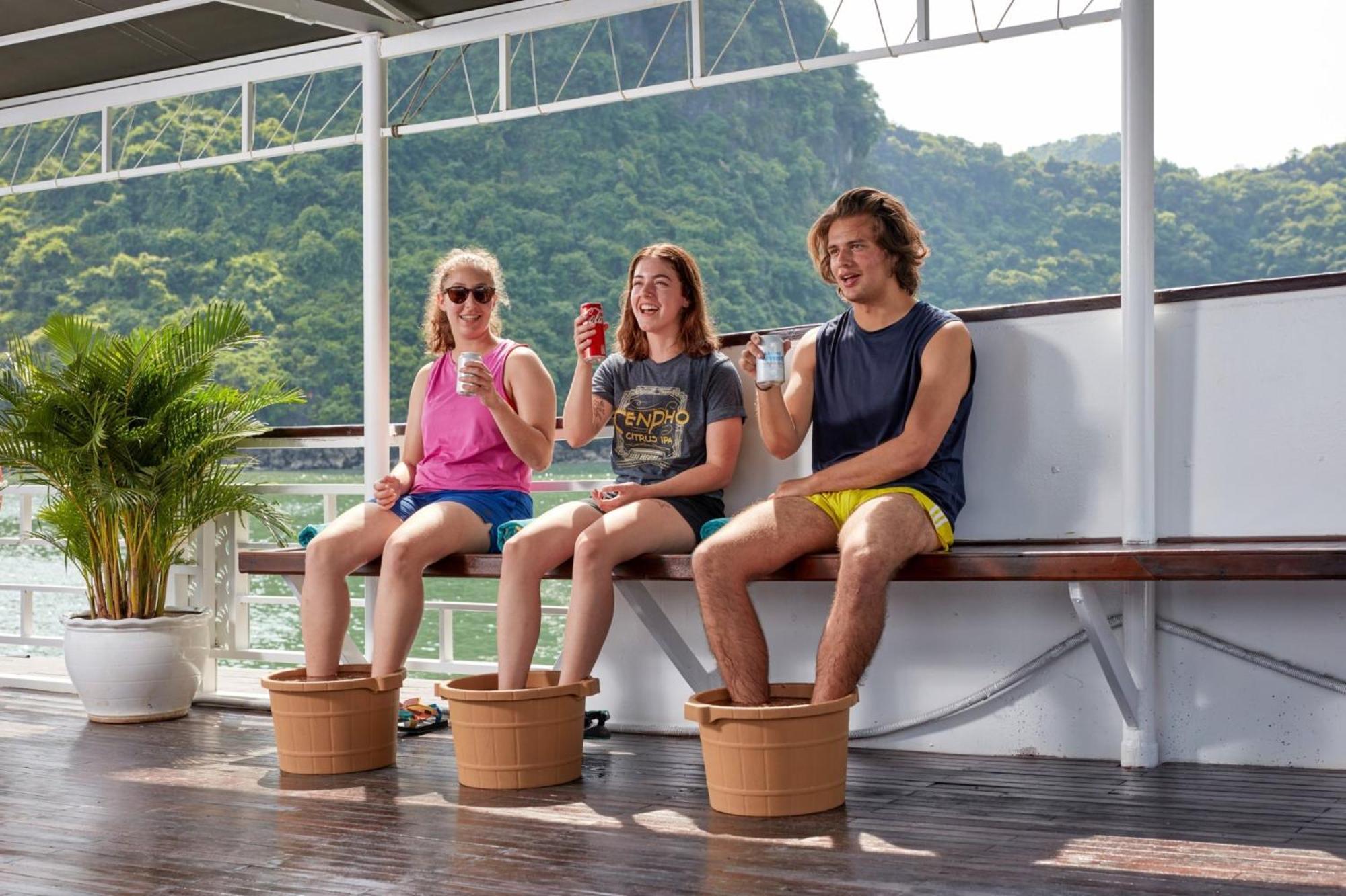 Cozy Bay Classic Cruise Ha Long Exteriör bild